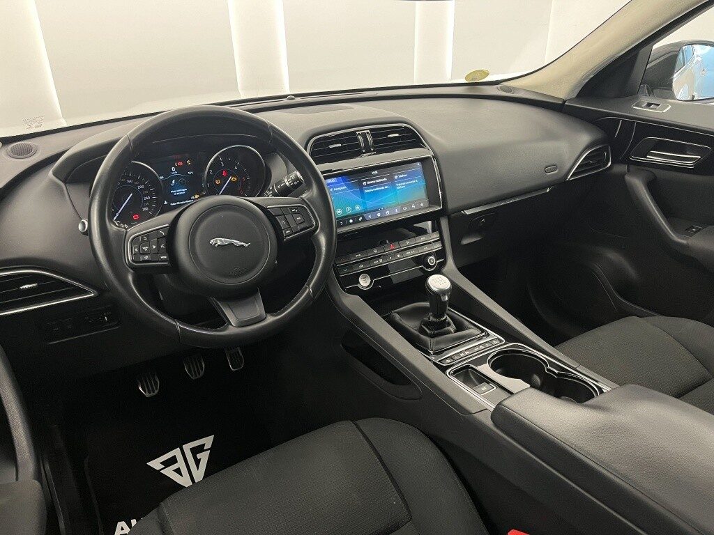 Jaguar f-pace 2.0i4d pure rwd 163