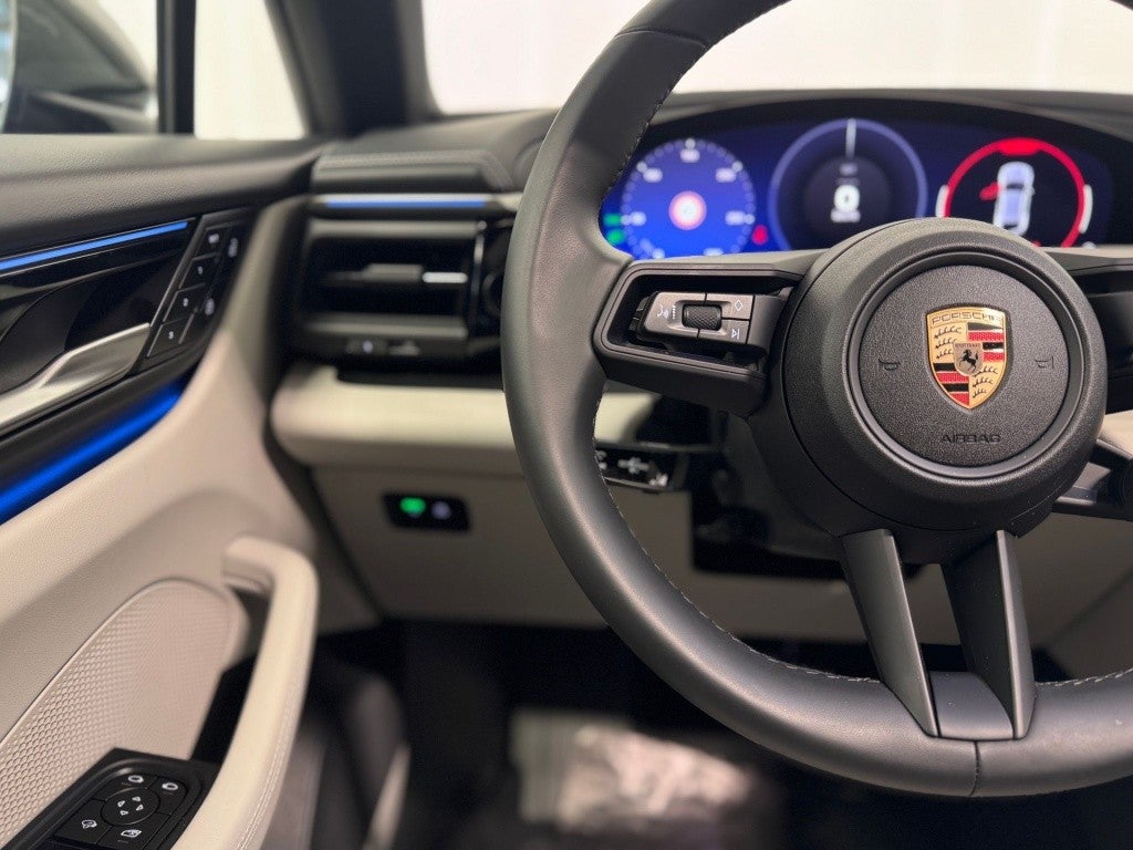 PORSCHE Macan 4