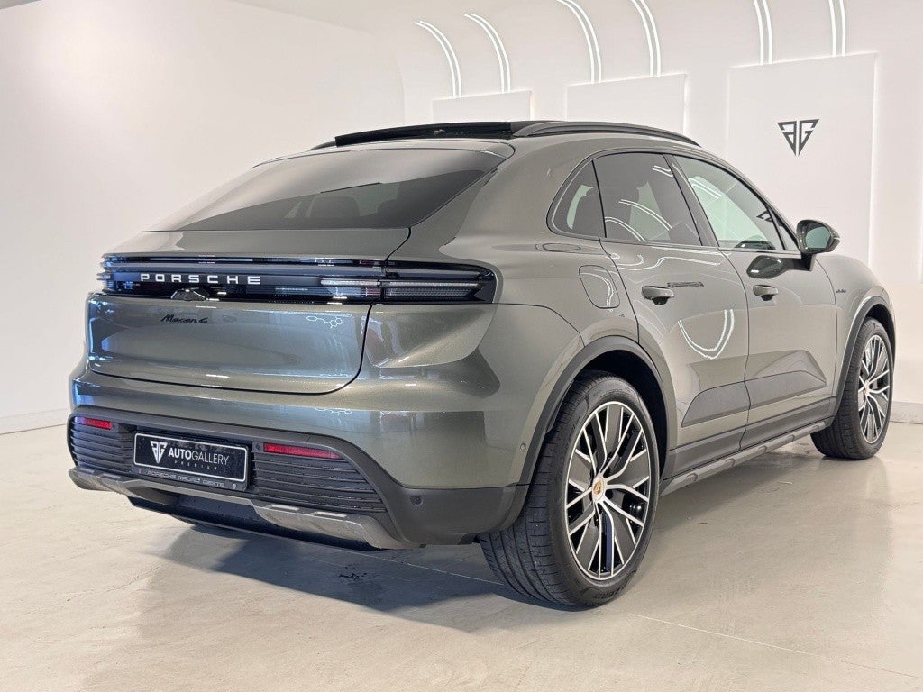 PORSCHE Macan 4