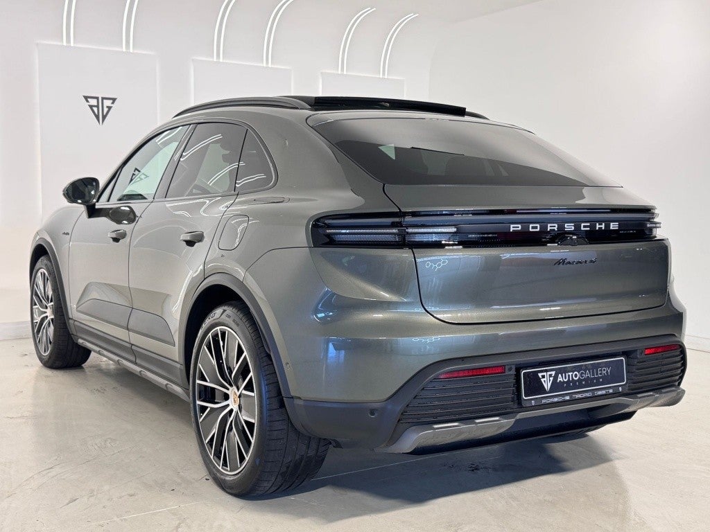 PORSCHE Macan 4