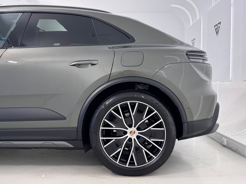 PORSCHE Macan 4