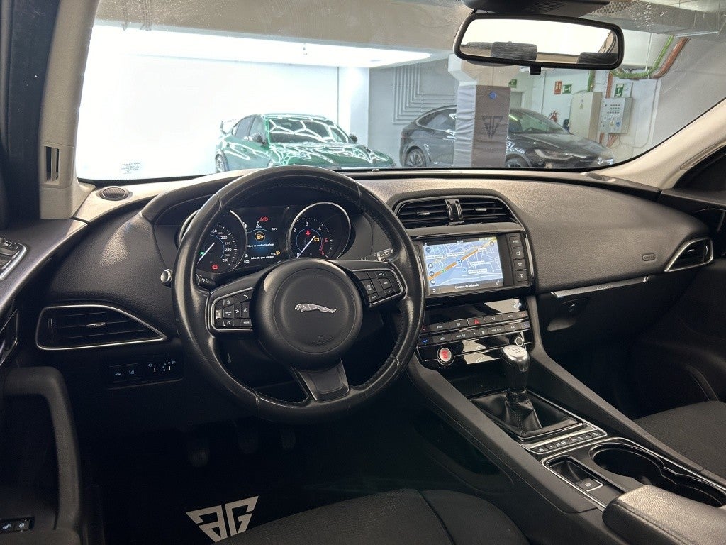Jaguar F-Pace 2.0i4D Portfolio RWD 180