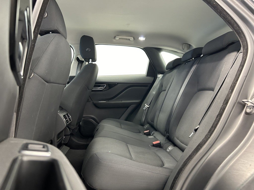 Jaguar F-Pace 2.0i4D Portfolio RWD 180