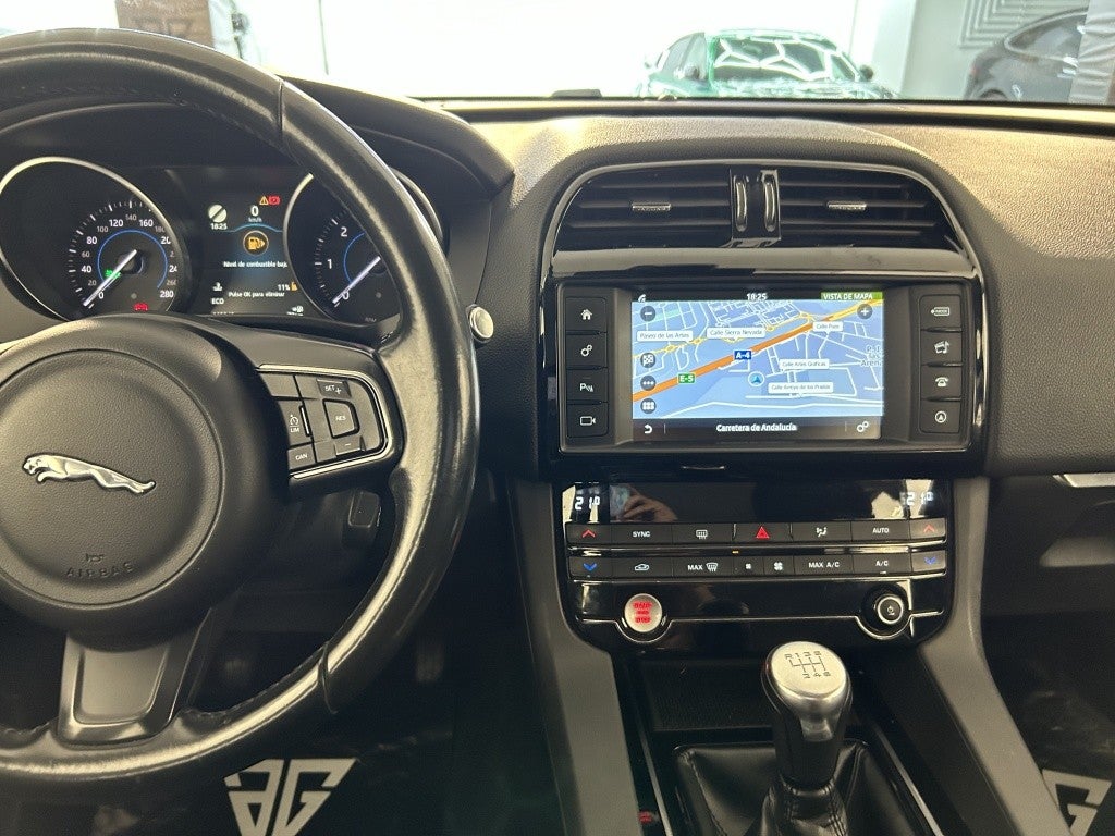 Jaguar F-Pace 2.0i4D Portfolio RWD 180