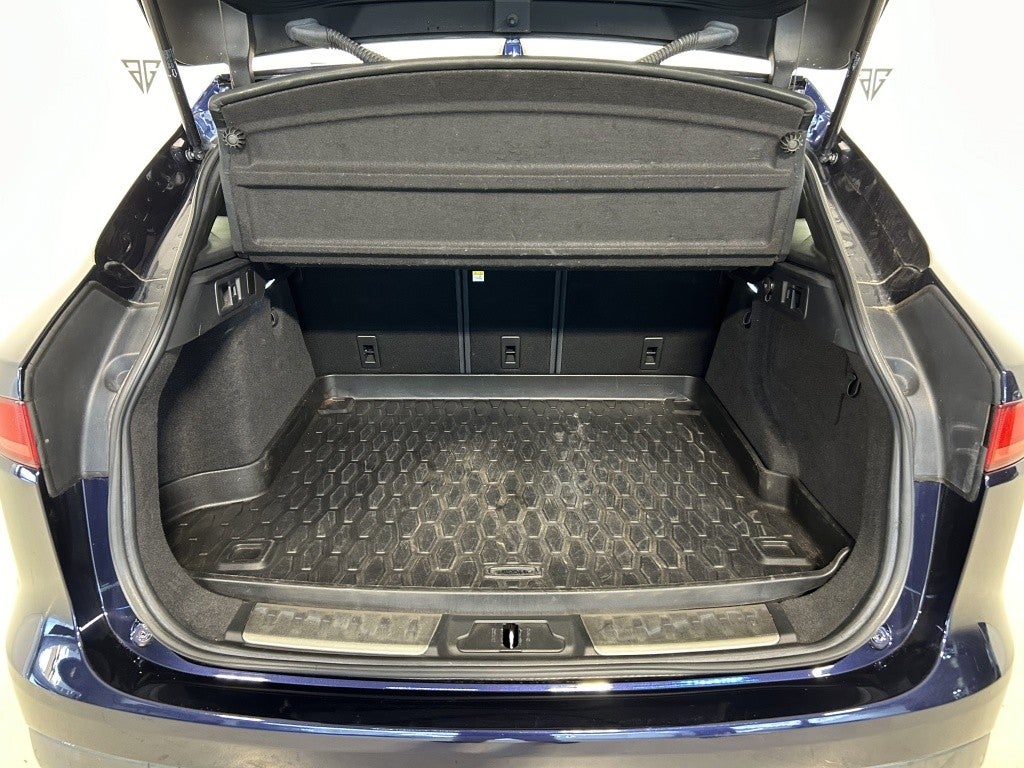 Jaguar F-Pace 2.0i4D Portfolio RWD 180