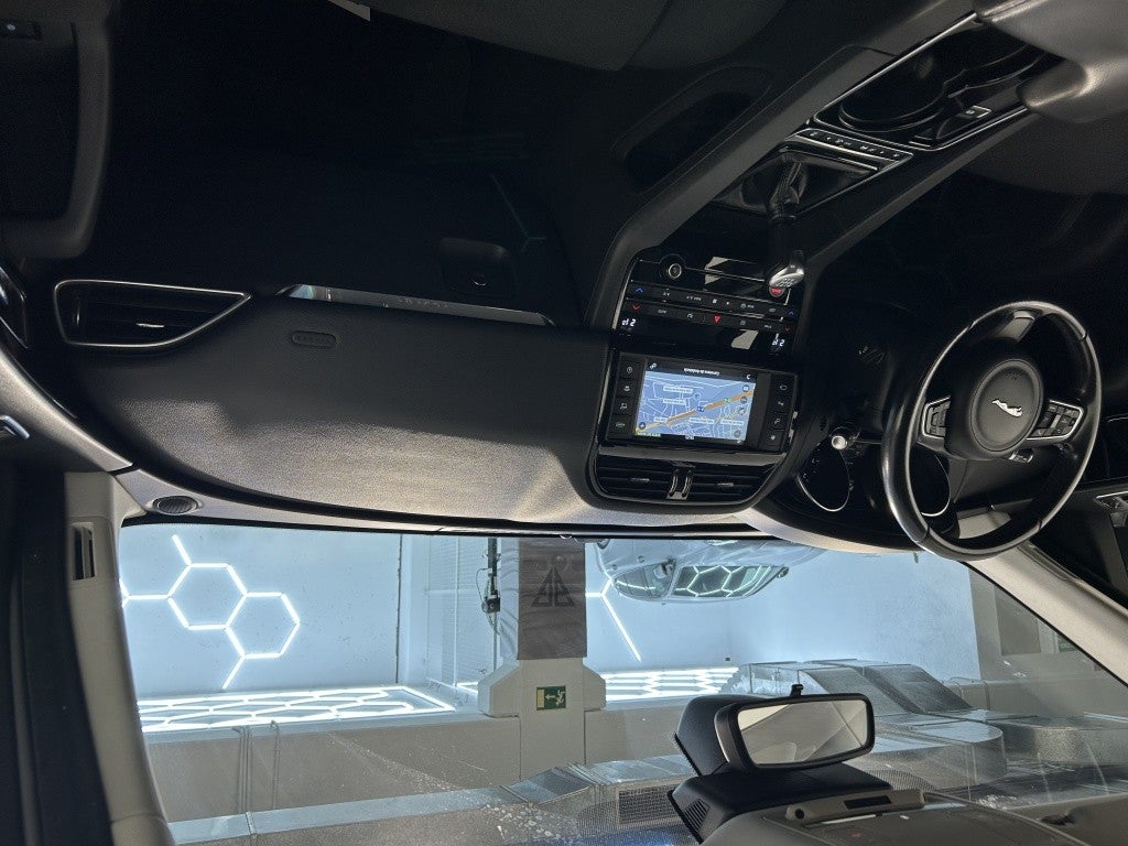 Jaguar F-Pace 2.0i4D Portfolio RWD 180