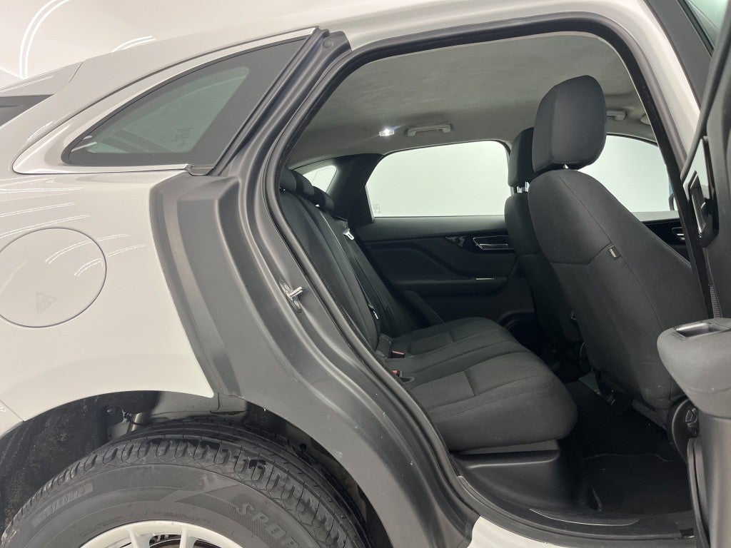 Jaguar F-Pace 2.0i4D Pure RWD 163