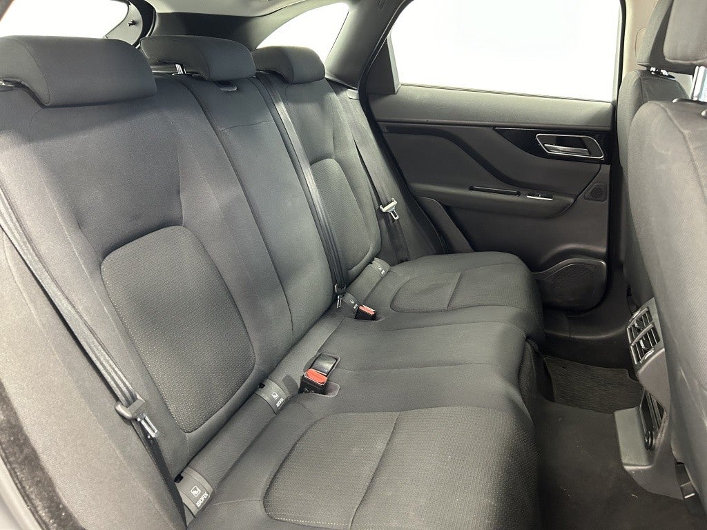 Jaguar F-Pace 2.0i4D Portfolio RWD 180