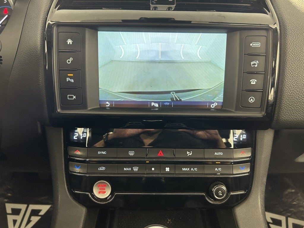 Jaguar F-Pace 2.0i4D Portfolio RWD 180