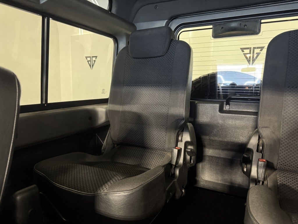 Land-Rover Defender 90 SW SE