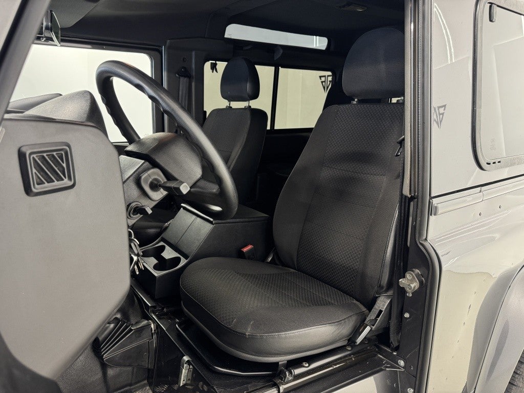 Land-Rover Defender 90 SW SE