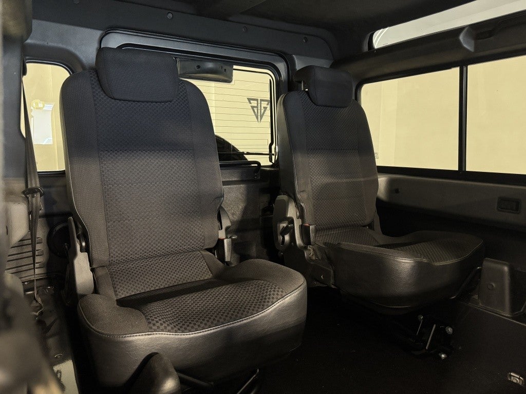 Land-Rover Defender 90 SW SE