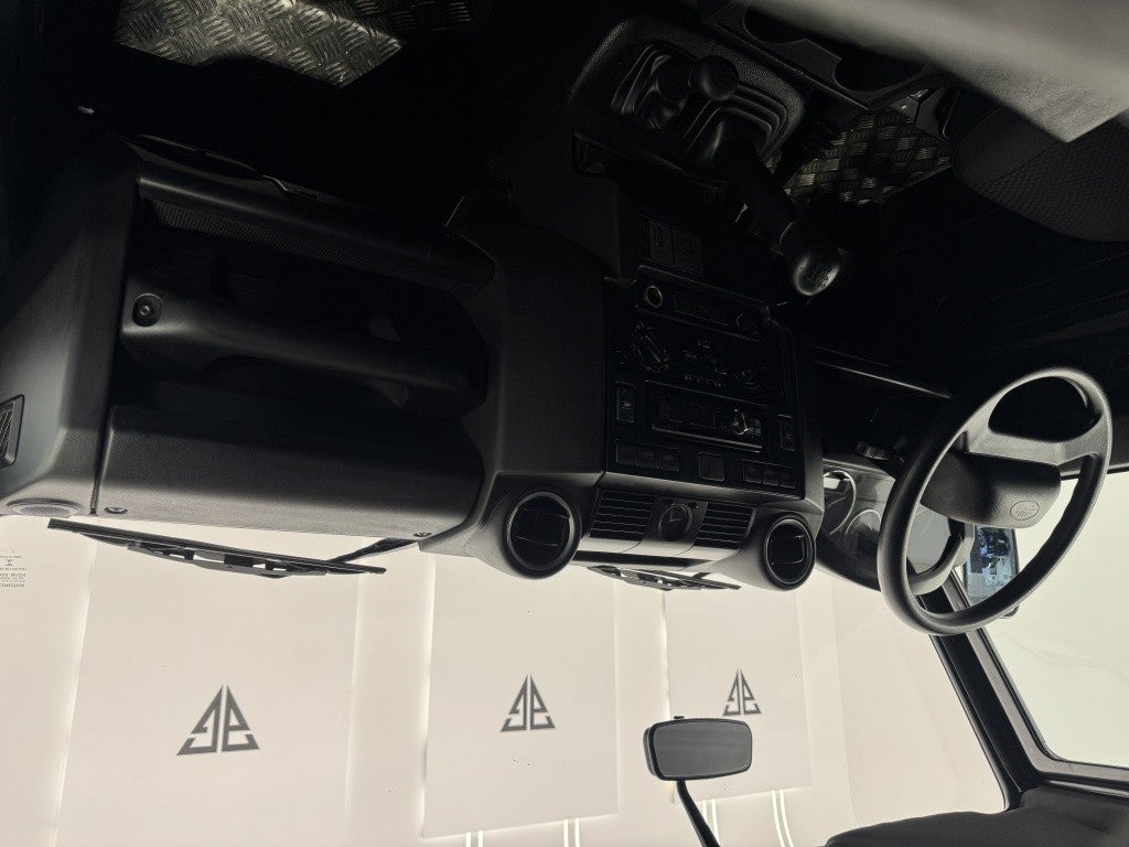 Land-Rover Defender 90 SW SE