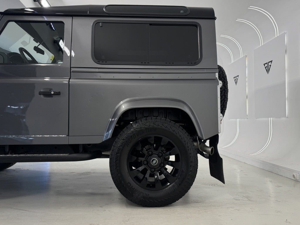 Land-Rover Defender 90 SW SE