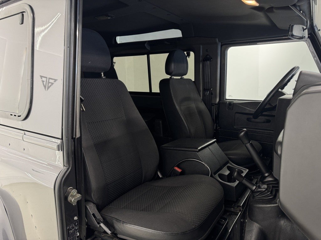 Land-Rover Defender 90 SW SE