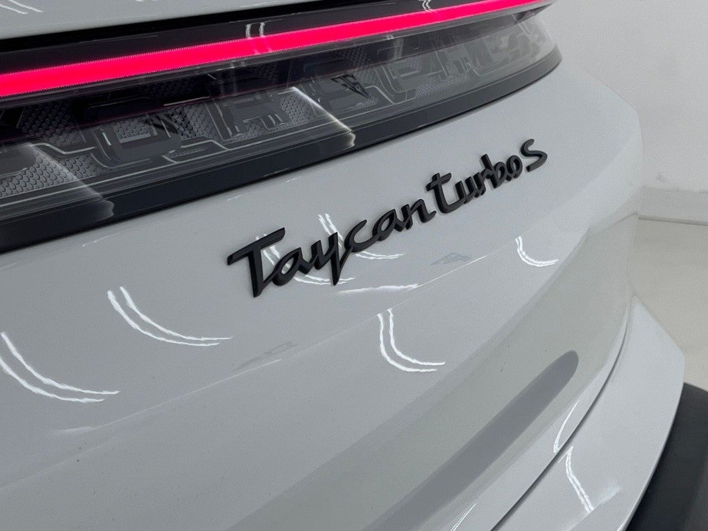 Porsche Taycan Turbo S Cross Turismo