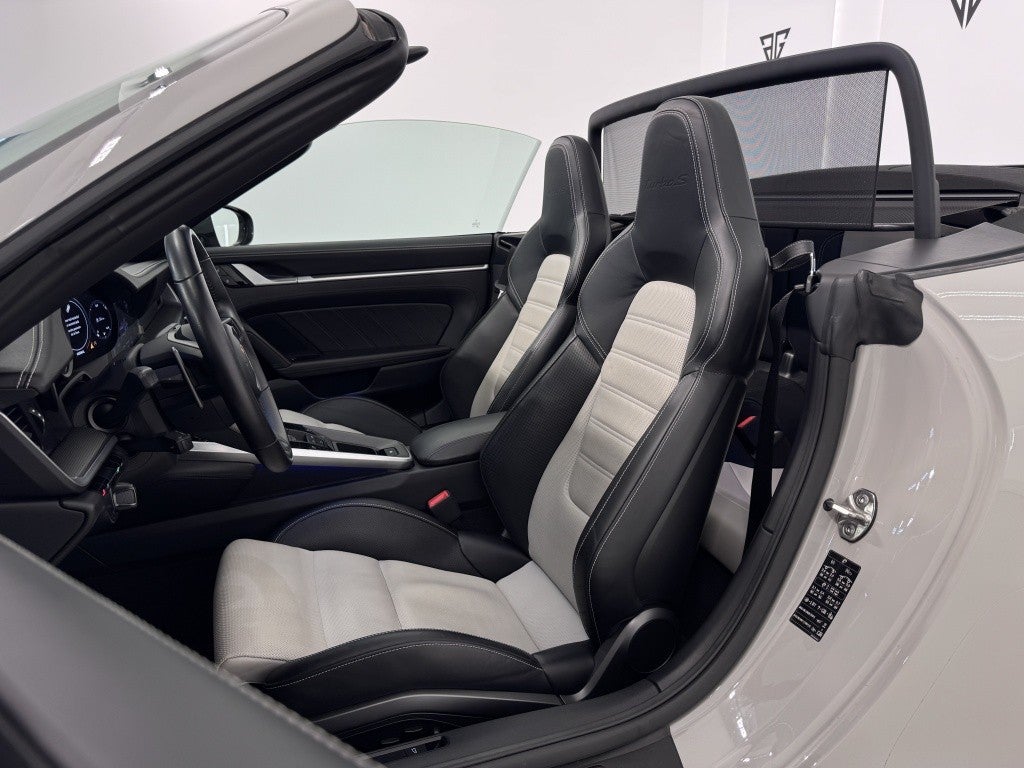 Porsche 911 Turbo S Cabriolet PDK