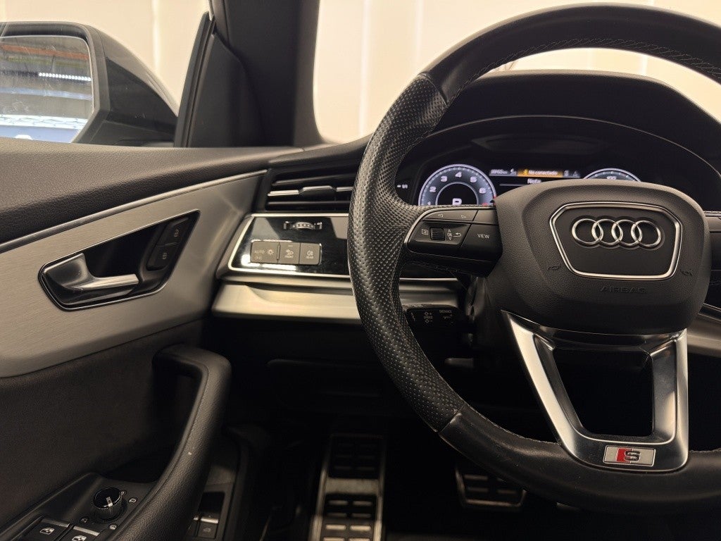 Audi Q8 55 TFSIe S line quattro