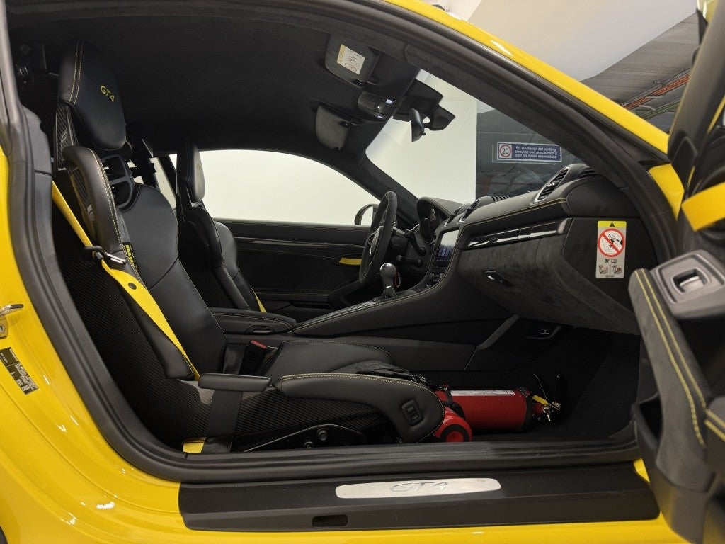 Porsche Cayman GT4
