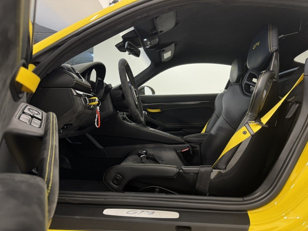 Porsche Cayman GT4