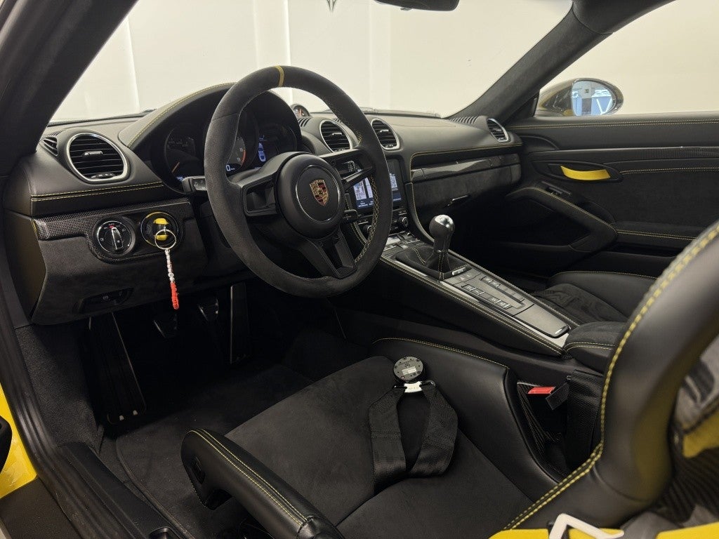 Porsche Cayman GT4